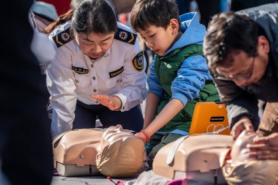 云南省急救中心的醫(yī)師講授心肺復(fù)蘇方法技巧。新華社記者 胡超 攝