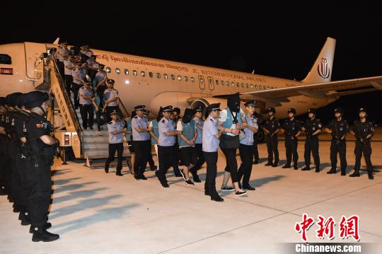 犯罪嫌疑人乘機抵達成都?!“苍?攝