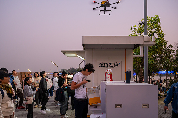 在深圳，外國游客體驗無人機外賣送餐。