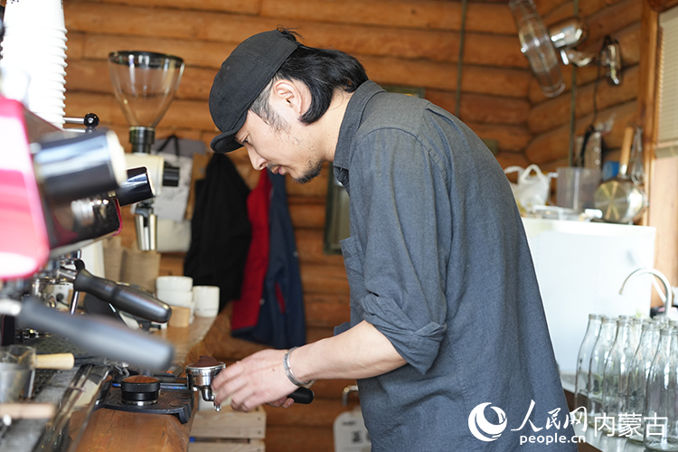 喻曉在小木屋中制作咖啡。人民網(wǎng)記者 李睿攝