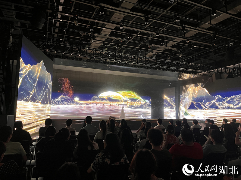 武漢長江大橋、黃鶴樓、江豚等充滿荊楚元素畫面呈現(xiàn)眼前。人民網(wǎng)記者 張雋攝