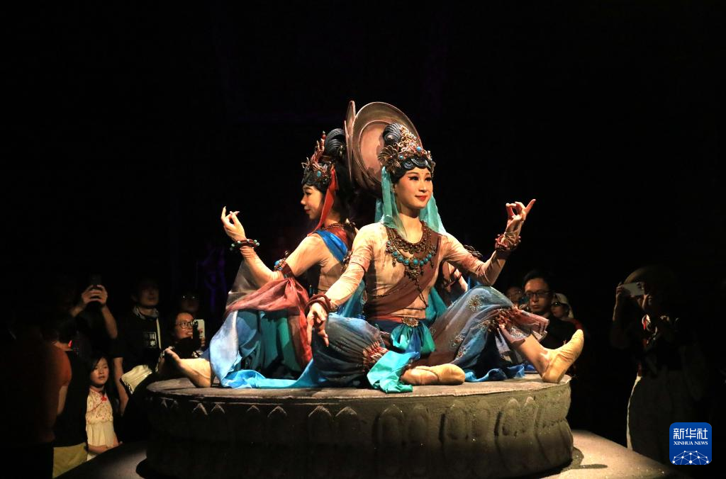 8月5日晚，游客在甘肅省敦煌市觀看大型洞窟式沉浸體驗(yàn)劇《樂動(dòng)敦煌》。 新華社發(fā)（張曉亮 攝）