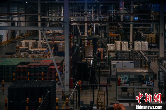 基地依托數(shù)字技術打造“黑燈工廠”?！±钅宪?攝