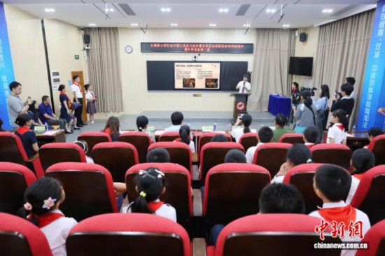 廣州中醫(yī)藥大學(xué)副校長、廣東省中醫(yī)院院長張忠德向?qū)W生講述“抗戰(zhàn)中的中醫(yī)藥”。吳遠團 攝