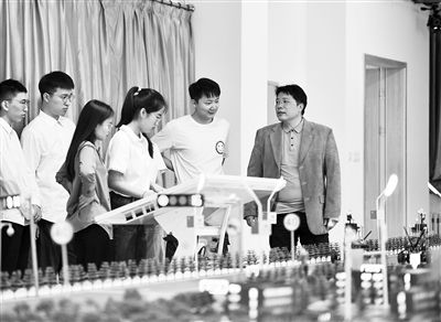 圖為天津大學(xué)智能與計算學(xué)部教師在沙盤教室內(nèi)給學(xué)生講授智能駕駛等方面的內(nèi)容。 新華社記者 趙子碩攝