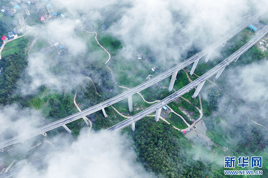 重慶:八月里云海流瀑 瞰群山如畫(huà)