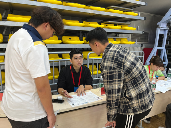 招聘會(huì)上，老師為畢業(yè)生開展就業(yè)指導(dǎo)。校方供圖