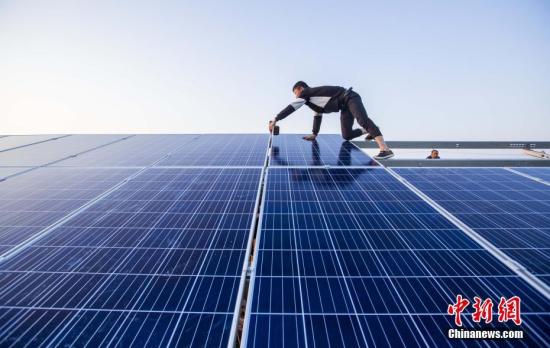 資料圖：4月23日，航拍正在建設(shè)的江西都昌縣磯山湖“漁光一體”光伏電站。傅建斌 攝