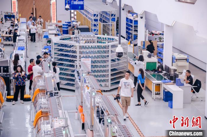 圖為莆田雙馳鞋業(yè)個(gè)性化定制示范工廠?！±钅宪?攝