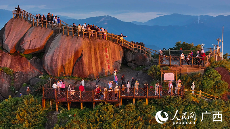 游客在觀賞日出。人民網(wǎng) 雷琦竣攝