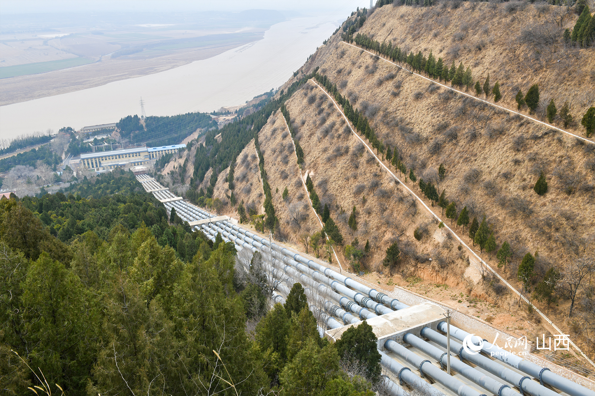 大禹渡灌區(qū)6條約700米的管道將黃河水引上旱塬。人民網(wǎng)記者 焦搏文攝