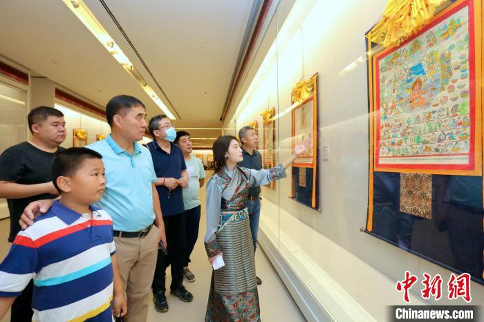 “藏韻瑰寶”藏醫(yī)四部醫(yī)典唐卡珍品展現(xiàn)場(chǎng)?！⒖∩n 攝