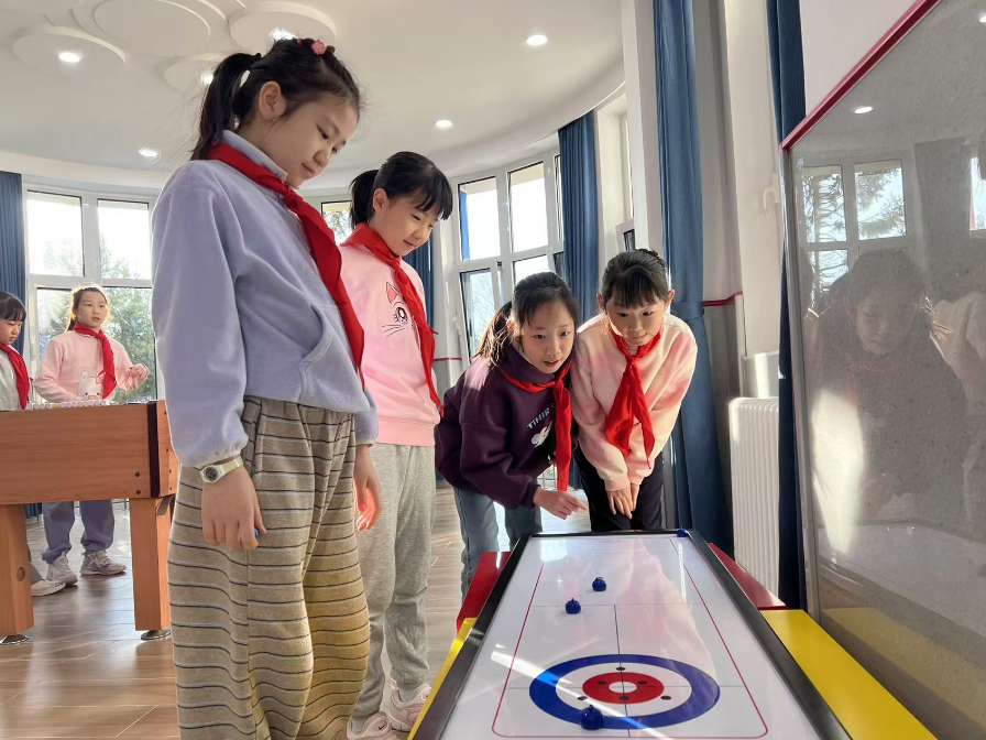 學(xué)生們?cè)谏傧汝?duì)大廳進(jìn)行課間活動(dòng)。人民網(wǎng) 白炅攝