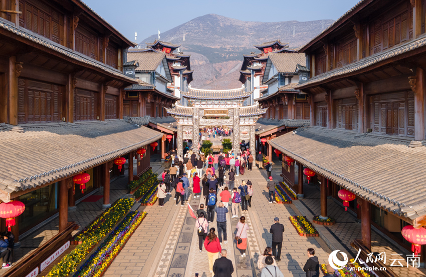 游客打卡新華村。人民網(wǎng)記者 符皓攝