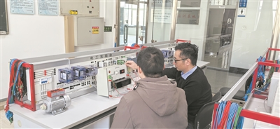 圖為哈爾濱工程大學(xué)教師指導(dǎo)學(xué)生開展新工科課程的實(shí)驗(yàn)項(xiàng)目。受訪者供圖