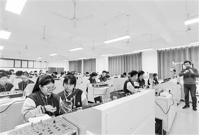 保定市職業(yè)技術(shù)教育中心職普融通實(shí)驗(yàn)班的學(xué)生在上電工技術(shù)課。陳汝健攝
