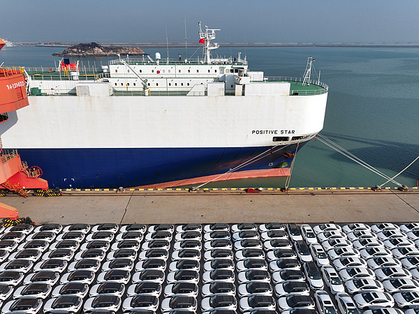 在江蘇省連云港，中國生產(chǎn)的汽車正加緊裝船出口海外。