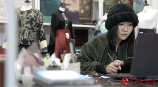 1月23日，在山東省菏澤市曹縣有愛(ài)云倉(cāng)直播基地，張子晨正在設(shè)計(jì)漢服。 人民網(wǎng)記者 袁蒙攝