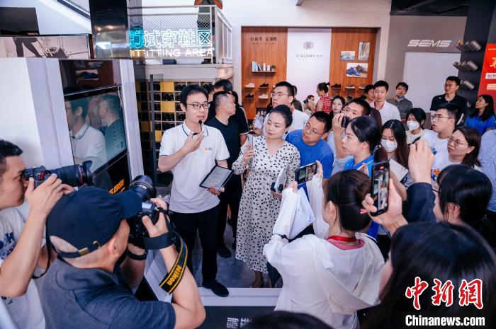 定制示范工廠可從腳型測(cè)量?jī)x采集數(shù)據(jù)，按需進(jìn)行“私人訂制”?！±钅宪?攝