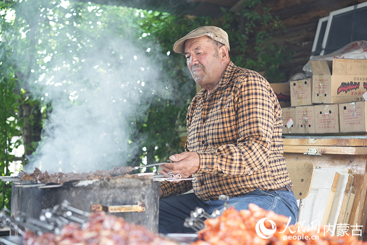 孫金花家庭小院內(nèi)，正在烤制肉串。人民網(wǎng)記者 李睿攝