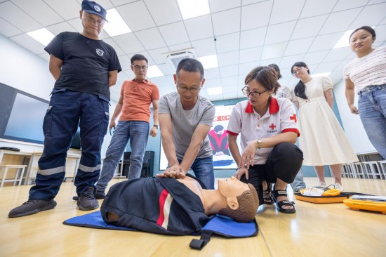 在浙江省湖州市吳興區(qū)龍泉小學(xué)，紅十字會(huì)救護(hù)員對(duì)教職工進(jìn)行自動(dòng)體外除顫器（AED）使用培訓(xùn)。新華社發(fā)（伊凡攝）