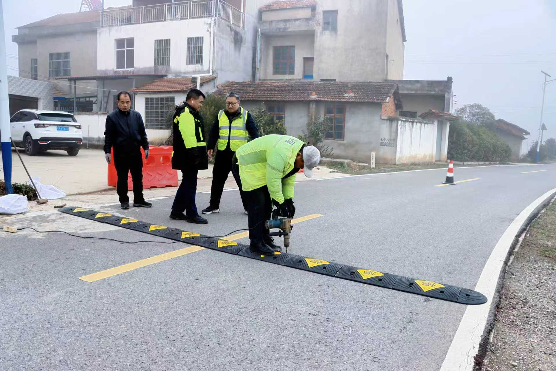 養(yǎng)護工對農(nóng)村公路進行日常巡查、養(yǎng)護。受訪方供圖