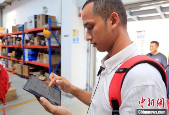 4日下午，西南交通大學孟加拉國留學生Zahidul Alam正借助“AI學伴”學習AI。 中新社記者 王磊 攝