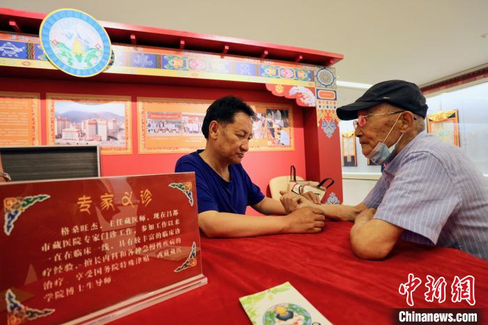 “藏韻瑰寶”藏醫(yī)四部醫(yī)典唐卡珍品展在天津美術(shù)館展出，展覽現(xiàn)場(chǎng)藏醫(yī)專(zhuān)家義診受歡迎?！⒖∩n 攝