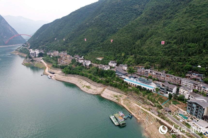 三峽里·竹枝村全長2.5公里，如一條絲帶分布于長江沿線。人民網記者 劉政寧攝