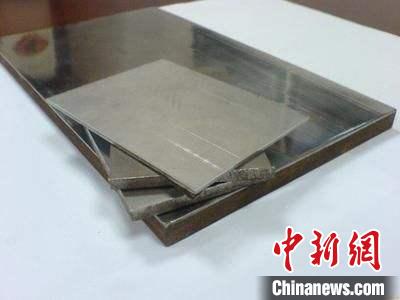 企業(yè)展示的金屬?gòu)?fù)合材料產(chǎn)品?！垕I子 攝