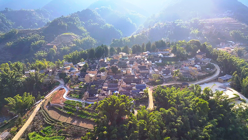 【1】曼海村全景。陶思源-攝