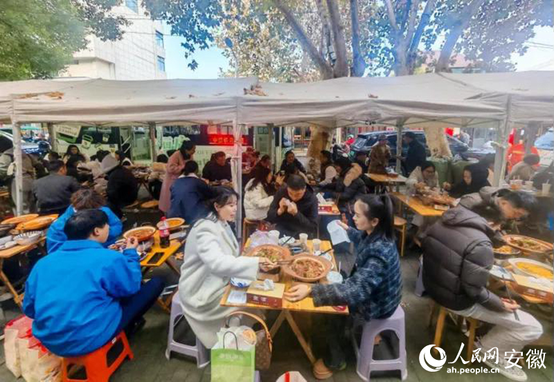 迎春街上，游客們品嘗廣德燉鍋。人民網(wǎng)記者 王銳攝