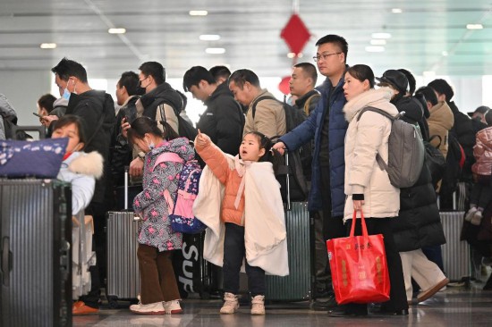 2月3日，家長帶領小朋友在北京豐臺站排隊檢票。新華社記者 宋為偉 攝