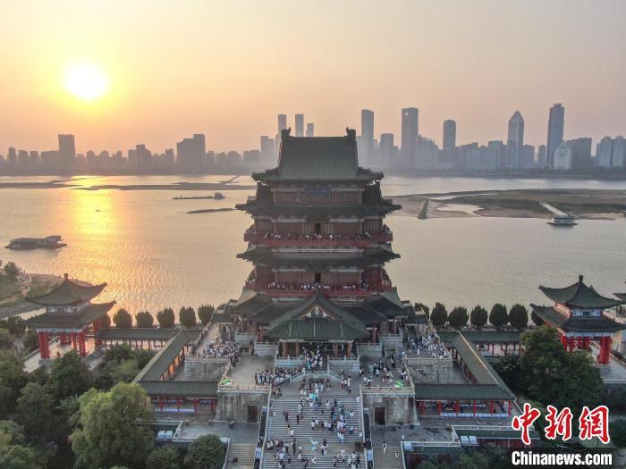 圖為航拍落日時分的滕王閣，風(fēng)景壯美，眾多游客在滕王閣內(nèi)游玩。劉力鑫 攝