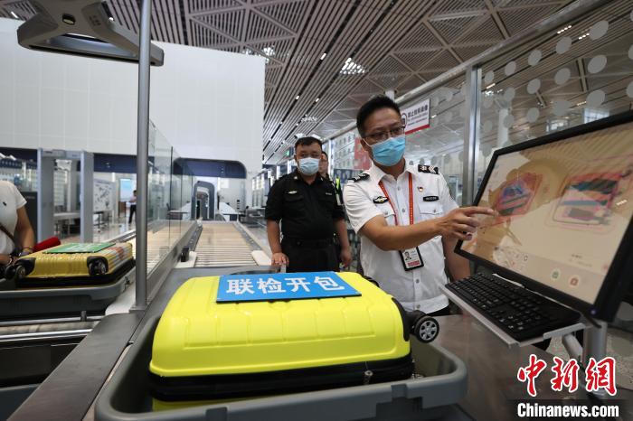 6月25日，在?？诿捞m國(guó)際機(jī)場(chǎng)T2航站樓，工作人員對(duì)完成改造的設(shè)備進(jìn)行模擬測(cè)試?！∈Y啟明 攝