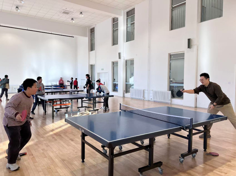 老師和學(xué)生在課間打乒乓球。人民網(wǎng) 白炅攝