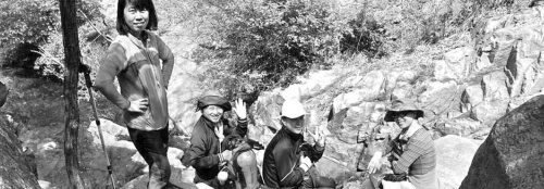 近日，資深驢友隨哥組織驢友到濟(jì)南仲宮太甲山游玩。圖為驢友正在山路上休息。隨哥供圖