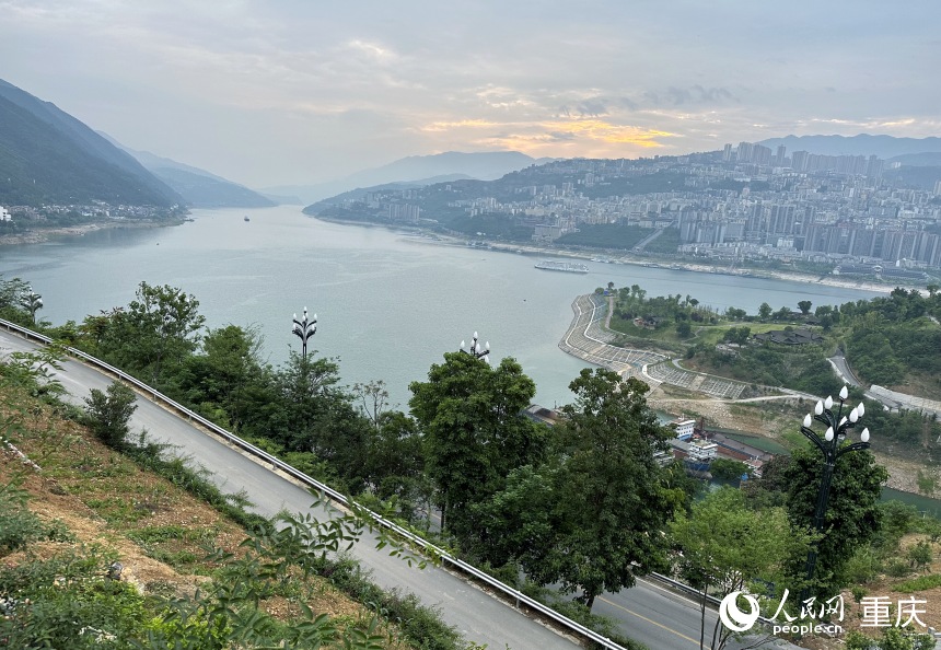 從巫山縣龍門街道江村遠眺，左側為三峽里·竹枝村，右側為巫山縣城。人民網記者 劉政寧攝