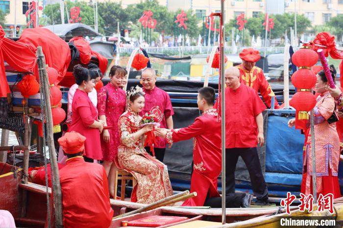 連家船民婚俗秀之迎親禮和成親禮?！×珠派?攝