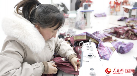 1月24日，在山東省菏澤市曹縣大集鎮(zhèn)云牧服飾有限公司，高燕正在縫制馬面裙。 人民網(wǎng)記者 袁蒙攝