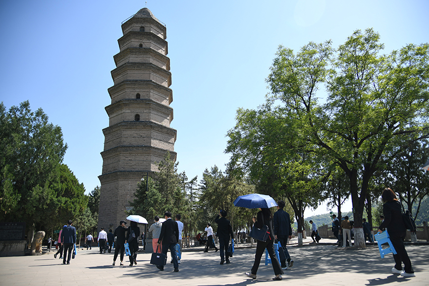 圖為2024年5月7日，游客在延安寶塔山參觀。 新華社記者 張博文 攝