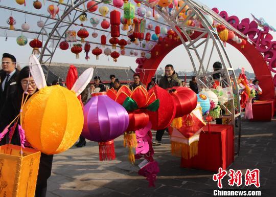 百余小學(xué)生西安城墻捐“愛心花燈”資助留守兒童