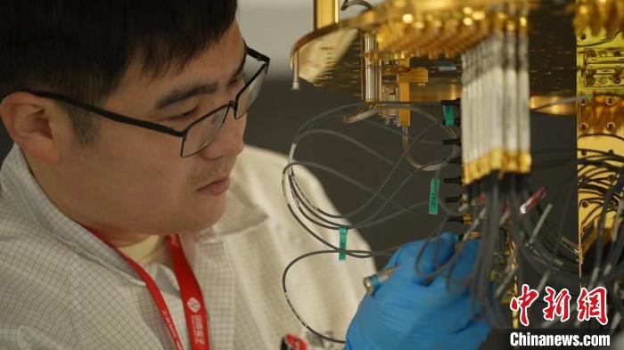 科研人員正在組裝超導(dǎo)量子計(jì)算機(jī)。