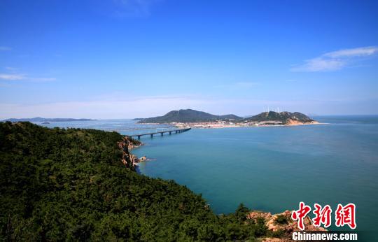 煙臺環(huán)境優(yōu)美、氣候宜人,遍布的海水浴場、濱海觀光景點為游艇帆船產(chǎn)業(yè)發(fā)展創(chuàng)造了條件。(資料圖) 楊兵 攝