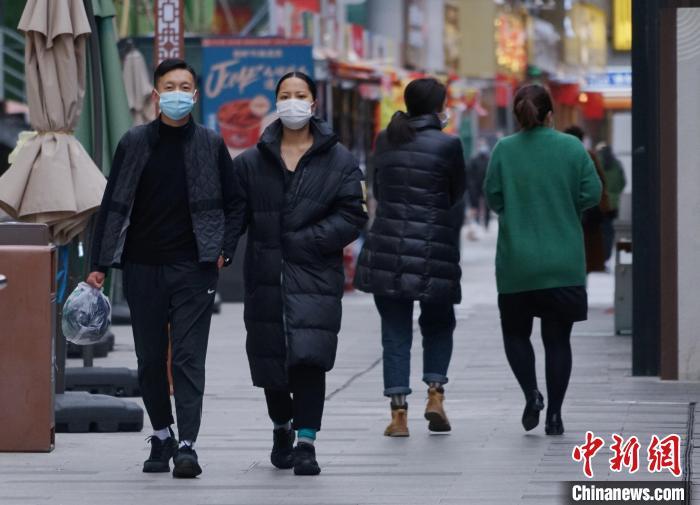 圖為市民穿羽絨服出行?！●R銘言 攝